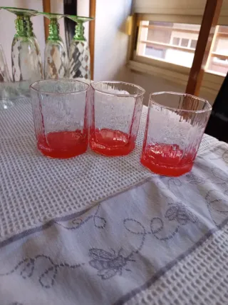 Juego 3 vasos de agua rojos