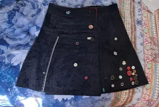Falda Desigual Negra con Detalles Multicolor