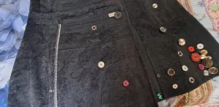 Falda Desigual Negra con Detalles Multicolor