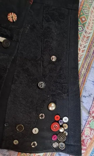 Falda Desigual Negra con Detalles Multicolor