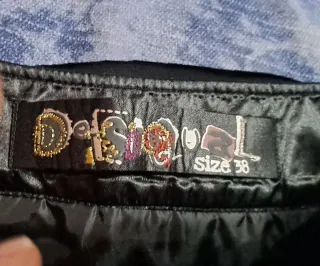 Falda Desigual Negra con Detalles Multicolor