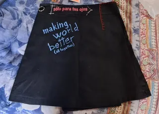 Falda Desigual Negra con Detalles Multicolor