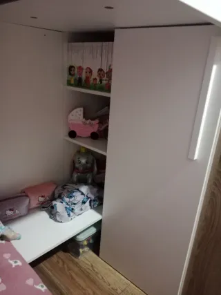 Mueble juvenil con armario y estantería