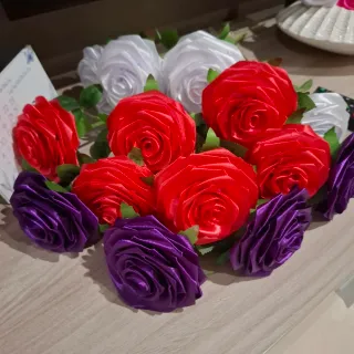 Rose di raso rosse, bianche e viola