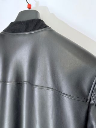 Cazadora Bomber Efecto Piel DR&N Negra