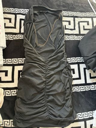 Vestido negro con cadena