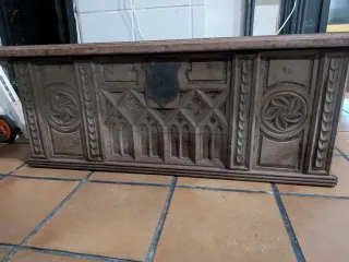 Este mueble es un arca gótica antigua, posiblement