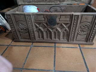 Este mueble es un arca gótica antigua, posiblement