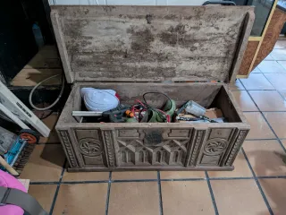 Este mueble es un arca gótica antigua, posiblement
