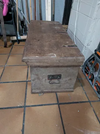 Este mueble es un arca gótica antigua, posiblement