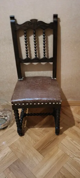 Tres sillas más un sillón