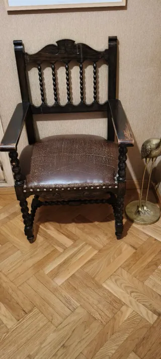 Tres sillas más un sillón