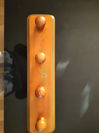 Perchero madera vintage con 4 pomos