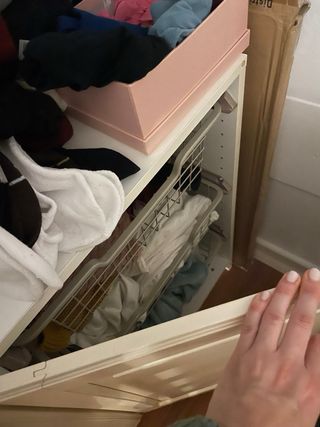 Módulo armario beige y blanco