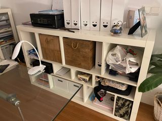 Estantería modular blanca y marrón