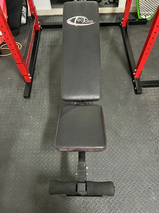 Banco de musculación con múltiples posiciones para