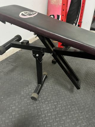 Banco de musculación con múltiples posiciones para