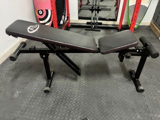 Banco de musculación con múltiples posiciones para
