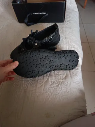 Sandalias negras con flores y pedrería