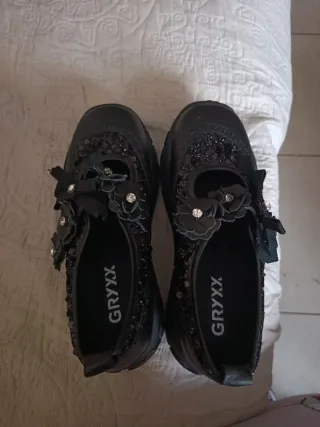 Sandalias negras con flores y pedrería