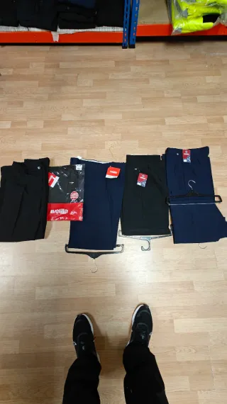 Pantalones de traje grises y negros.