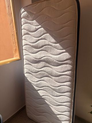 Cama con somier de madera y metal