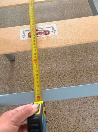 Cama con somier de madera y metal