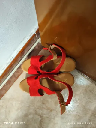 Sandalias de cuña rojas y beige