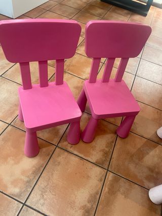 Mesa infantil IKEA con sillas