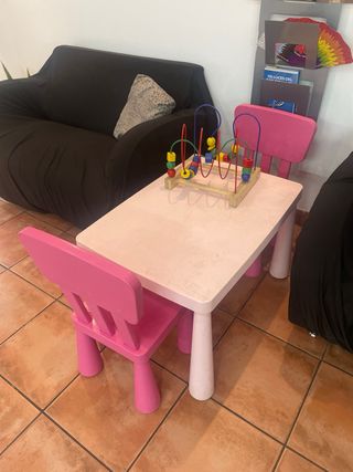 Mesa infantil IKEA con sillas