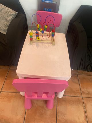 Mesa infantil IKEA con sillas