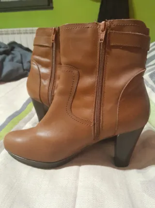 Botines marrones con hebilla De piel hecho en Espa