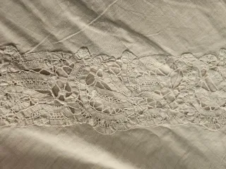 Mantel antiguo rosa palo con encaje