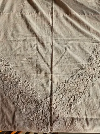 Mantel antiguo rosa palo con encaje