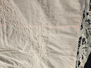 Mantel antiguo rosa palo con encaje