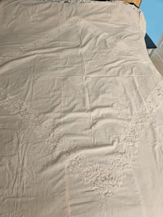 Mantel antiguo rosa palo con encaje