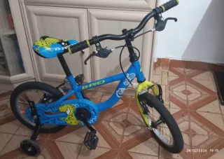 Bicicleta infantil B-Pro azul con ruedines