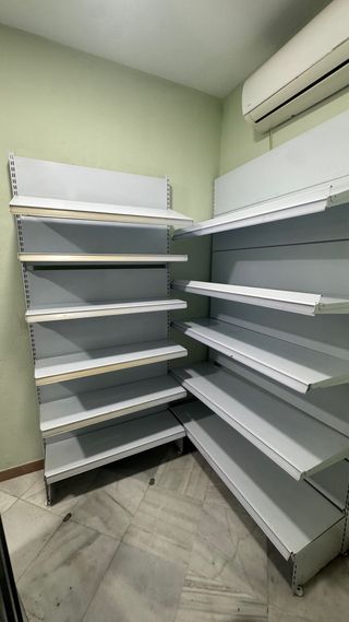 Estanterías metálicas blancas