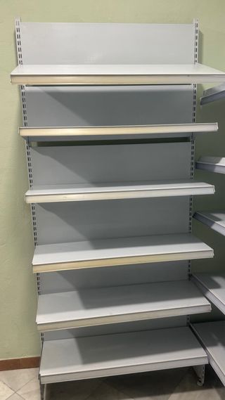 Estanterías metálicas blancas