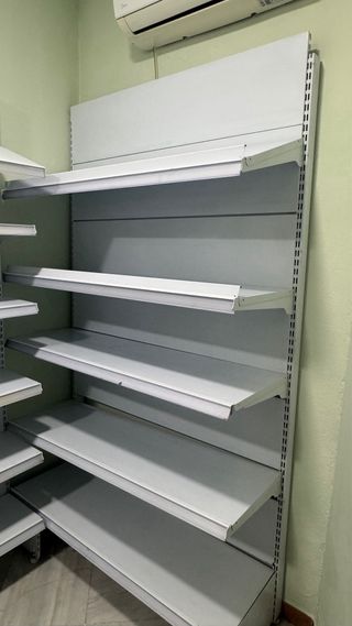 Estanterías metálicas blancas