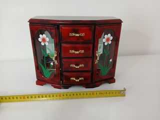 Portagioie vintage rosso con fiori