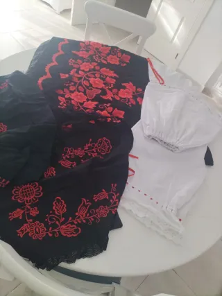 Traje huertana bordado negro y rojo