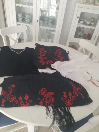 Traje huertana bordado negro y rojo