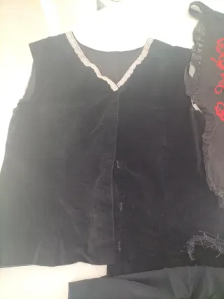 Traje huertana bordado negro y rojo