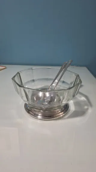 Ensaladera cristal con base y cubiertos plata