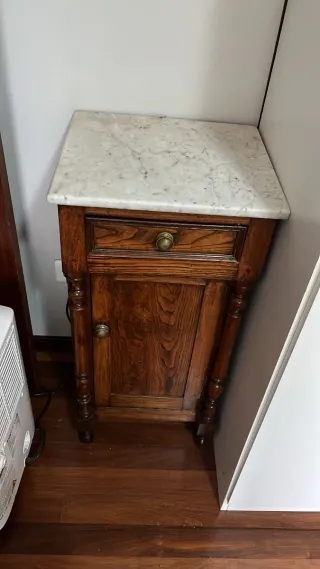 Mesita antigua con mármol