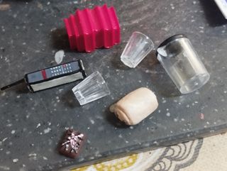 Mueble Sylvanian con teléfono vasos jarra libros..