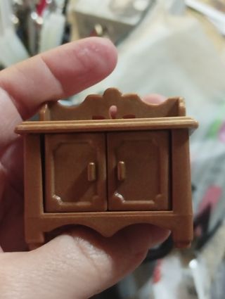 Mueble Sylvanian con teléfono vasos jarra libros..