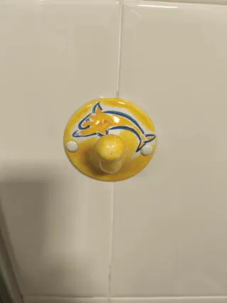 Perchero de cerámica con diseño de delfín