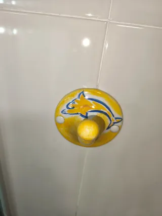 Perchero de cerámica con diseño de delfín